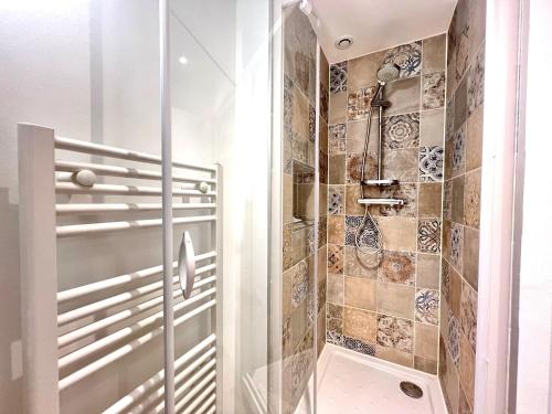 une douche avec une porte vitrée dans une salle de bain dans l'établissement APartHotel Riviera - MAISON ROSSETTI - 1 bedroom - Old Town Promenade des Anglai, à Nice