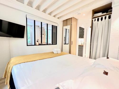 - une chambre blanche avec un grand lit et des fenêtres dans l'établissement APartHotel Riviera - MAISON ROSSETTI - 1 bedroom - Old Town Promenade des Anglai, à Nice