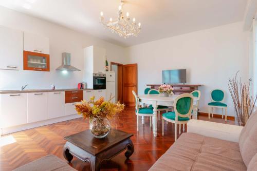 Il comprend une cuisine et un salon avec une table et des chaises. dans l'établissement Ca' Bianca apartments, à Farneto