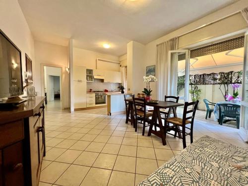 eine Küche und ein Esszimmer mit Tisch und Stühlen in der Unterkunft Viareggio on the Beach - Apartment in Viareggio