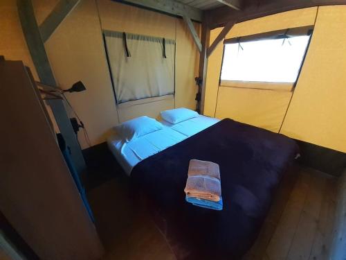 - une petite chambre avec 2 lits et une fenêtre dans l'établissement Lodge La Vie Joyeuse, 
