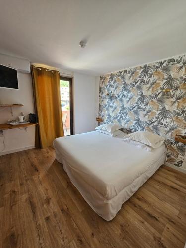 ポルトにあるLe monte rossoのベッドルーム1室(壁に白い大型ベッド1台付)