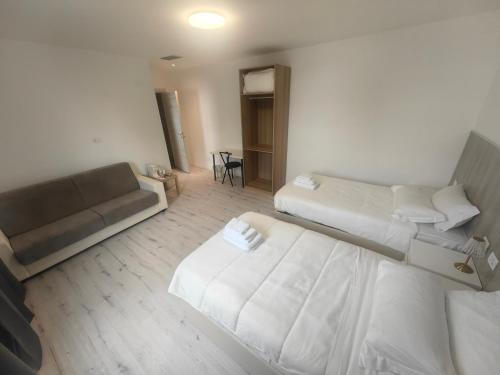 Habitación hospitalaria con 2 camas y sofá en MILANFORESTER, en Milán