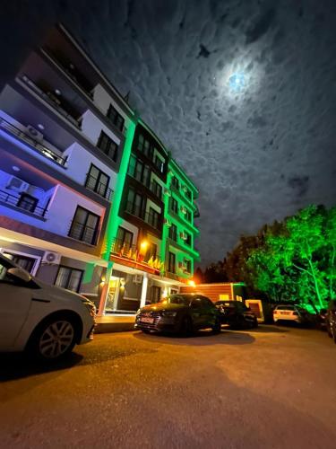 un estacionamiento con autos estacionados frente a un edificio en Loca Marin en Mersin