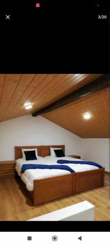 Posteľ alebo postele v izbe v ubytovaní Moradia dos Castelos, casa para 10 pessoas