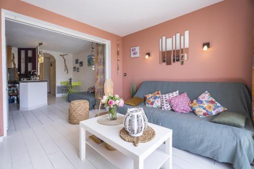 un salon avec un canapé bleu et une table dans l'établissement Rdj Terrasse vue mer 100m plage, à Six-Fours-les-Plages