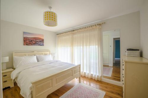 Кровать или кровати в номере Idyllic, Five Star Cottage with Panoramic Views