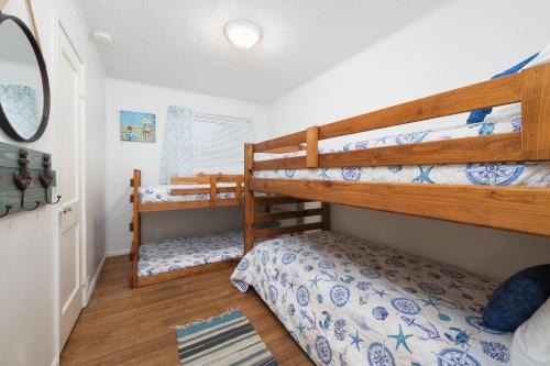 1 dormitorio con 2 literas y 1 cama en Flip Flop Cottage - Cute and comfortable cottage located just three blocks from Lake Michigan!, en South Haven