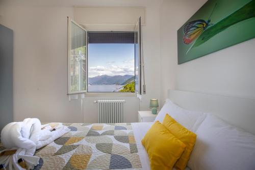 una camera da letto con un letto e una finestra con vista di Appartamento butterfly a Lezzeno