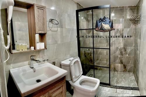 RUM CHEERFUL lUXURY CAMP في وادي رم: حمام مع حوض ومرحاض ودش