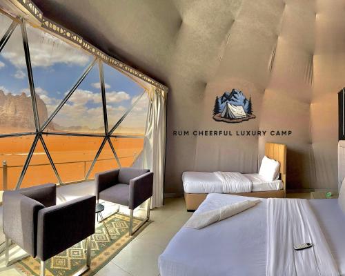 RUM CHEERFUL lUXURY CAMP في وادي رم: غرفة فندقية بسريرين ونافذة