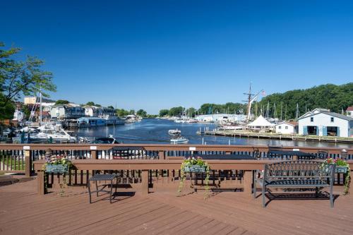 Fotografie z fotogalerie ubytování Harbor View at the Colonial - Condo overlooking Black River, walking distance to beach and downtown v destinaci South Haven