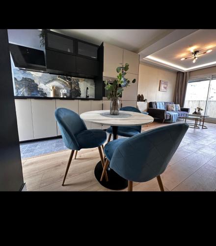 una cucina e un soggiorno con tavolo e sedie di Appartement Louvres Premium - Roissy CDG a Louvres