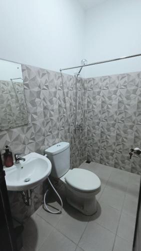 uma casa de banho com um WC e um lavatório em VI Hotel Bandung em Bandung