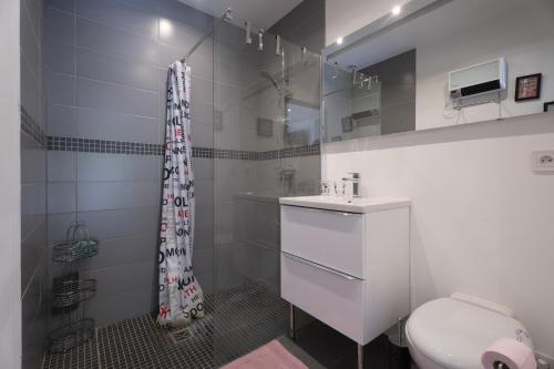 ラ・ヴァレット・デュ・ヴァールにあるStudio moderne tout confortのトイレと洗面台を備えた白いバスルーム