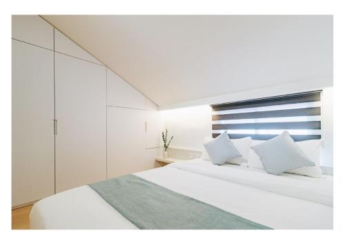 Een bed of bedden in een kamer bij Serenity Suite