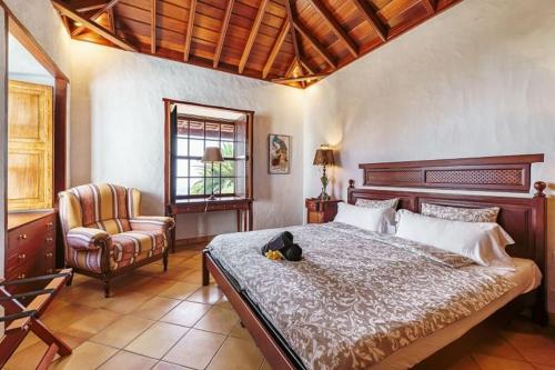 a bedroom with a bed with a cat laying on it at Finca Esperanza mit Privatpool, Whirlpool & Sauna in El Paso