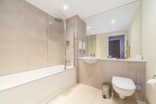 y baño con aseo, ducha y lavamanos. en Tower Bridge Apartments, en Londres