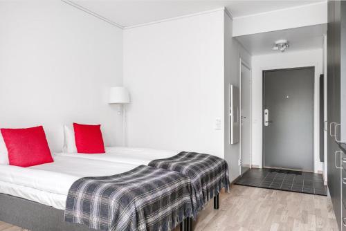 Katil atau katil-katil dalam bilik di Forenom Serviced Apartments Märsta Ekilla