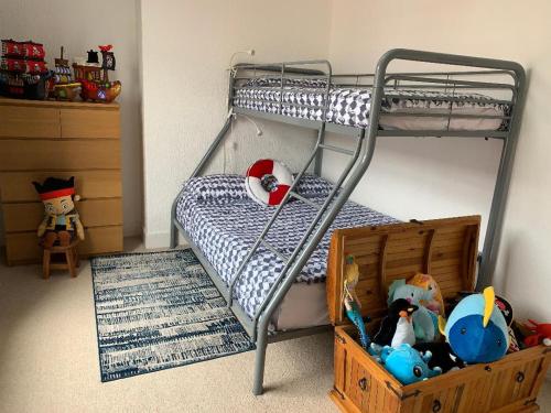 a bedroom with a bunk bed with a wooden box at Cosy Seaside Hideaway in Northumberland with 1 pet welcome from November to March in Newbiggin-by-the-Sea