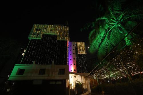 um edifício com luzes de Natal à noite em Quaint Suites Hotel & Banquet em Mumbai