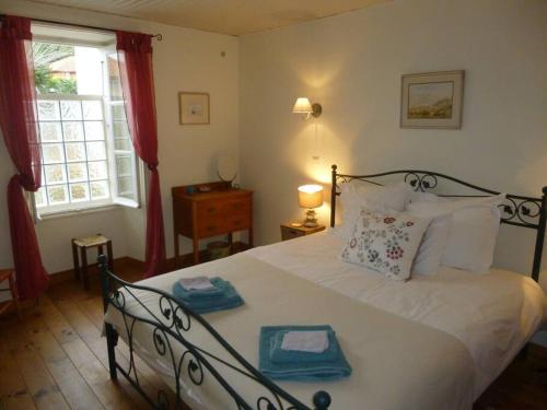 une chambre avec un lit avec deux serviettes dessus dans l'établissement Fisherman`s Cottage, à Mortagne-sur-Gironde