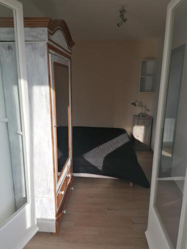 une chambre avec un lit et un grand miroir dans l'établissement Appartement 35m2-les marinas-30m de la plage, à Courseulles-sur-Mer