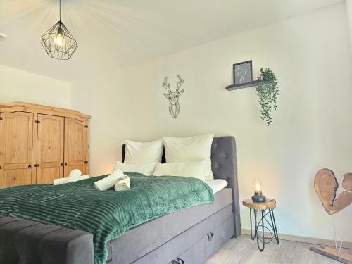 - une chambre avec un lit et une couverture verte dans l'établissement Black Forest I Sauna I Boxspring I Nespresso I Wasserfälle I Bergblick, à Todtnau