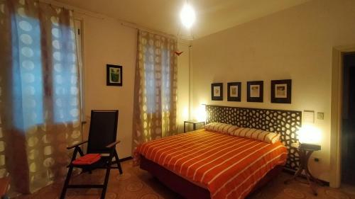 um quarto com uma cama e uma cadeira em la melagrana rossa em Quattro Castella