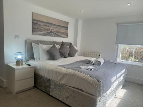 - une chambre avec un grand lit et une fenêtre dans l'établissement Relaxing 1 bedroom garden flat., à Brentwood