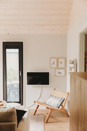 Телевизор и/или развлекательный центр в Knus I Tiny house op de Veluwe
