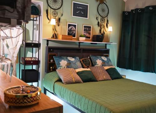 una camera con letto, tavolo e scaffali di Darlyn Suite Room Sotto Il Castello Love Hotel 5 Stelle a Pavone Canavese