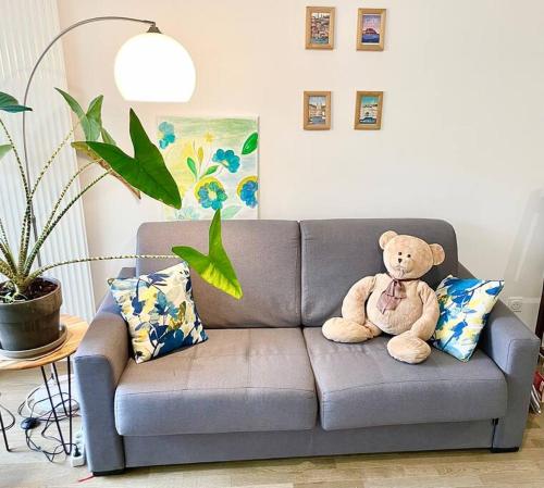 ein Teddybär auf einer Couch im Wohnzimmer in der Unterkunft Cosy and Spacious appartement near metro line 4 & RER B in Bagneux
