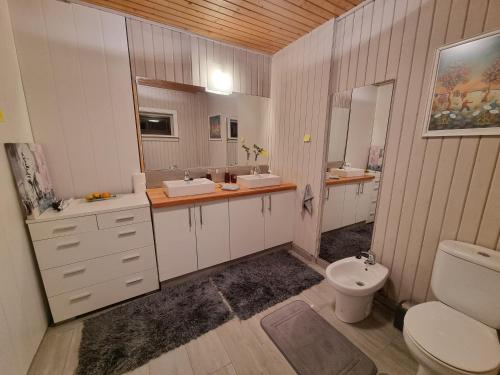 a bathroom with two sinks and a toilet at Casa Oasis in Torrox