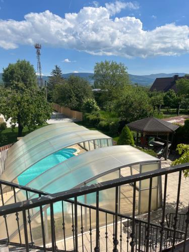 una gran piscina con un edificio abovedado en Ubytovanie pri Kúpeľoch en Bojnice