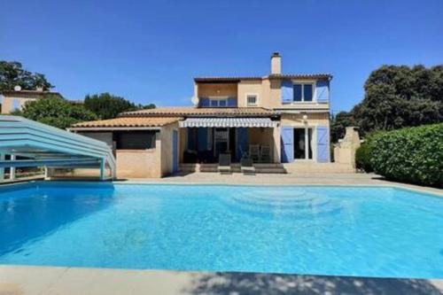 une grande piscine devant une maison dans l'établissement La Maison Bleue, à Garéoult