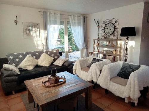 a living room with two couches and a coffee table at Cosy en Provence in Maillane