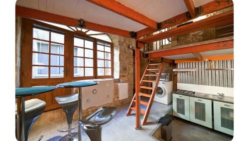 サルラ・ラ・カネダにあるStudio Centre Historique Sarlatのハシゴ付きのキッチンが備わる客室です。