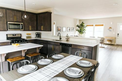 Foto dalla galleria di SoHa Escape - Indoor pool, hot tub a South Haven