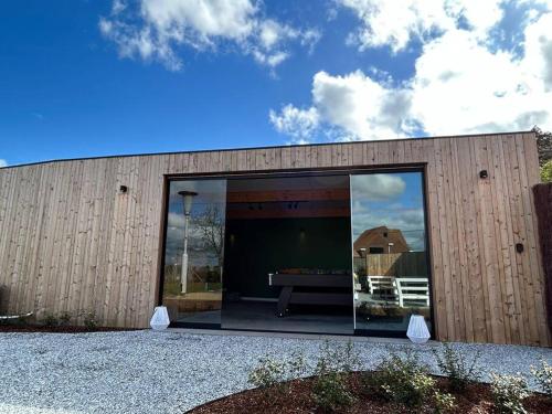 a building with a large glass window with a piano at Vakantiehuis Laurine in Deinze