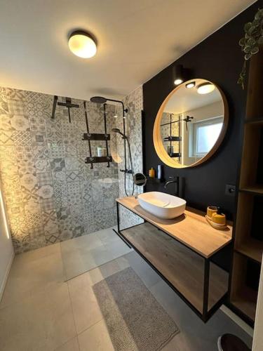 a bathroom with a sink and a mirror at Vakantiehuis Laurine in Deinze