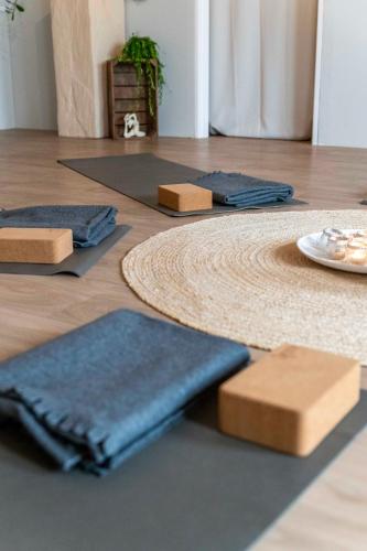 a table with mats and plates on a wooden floor at Verblijf bij Bynt in Sneek