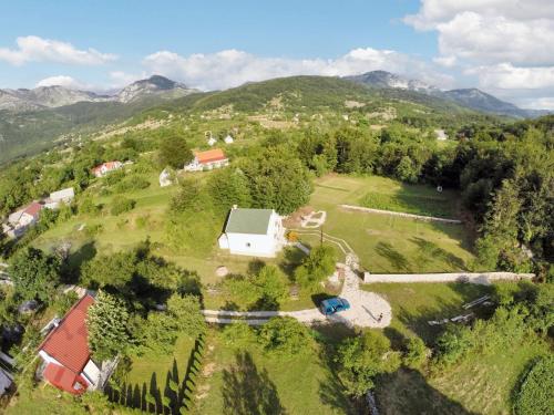 una vista aérea de una casa en una colina en 3 bedrooms chalet with enclosed garden and wifi at Herceg Novi 2 km away from the slopes en Herceg-Novi