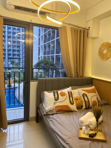 Ένα ή περισσότερα κρεβάτια σε δωμάτιο στο Aesthetic walking distance to MOA,near NAIA AIRPORT with NETFLIX,MINIVIDEOKE,BOARDGAMES-DUXE3