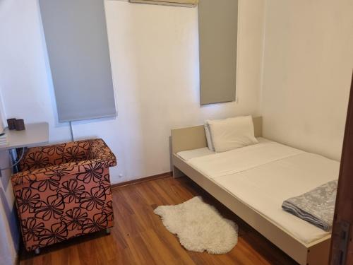 Un pat sau paturi într-o cameră la Impeccable 3-Bed Villa in Nicosia