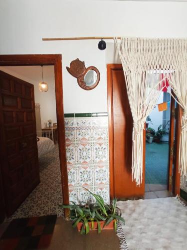 una puerta abierta a una habitación con puerta en Alojamiento luminoso, en Antequera