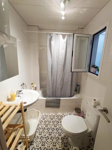 y baño con aseo, lavabo y ducha. en Alojamiento luminoso, en Antequera