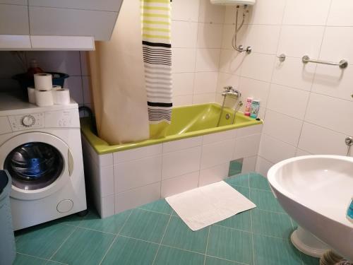 y baño con lavadora y lavamanos. en Stari Grad Apartment-free parking, en Sarajevo