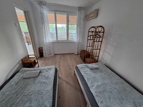 Postel nebo postele na pokoji v ubytování Sárga311 Üdülőház Szeged