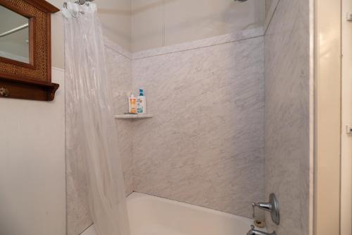 Ένα μπάνιο στο Tall Trees - great location to downtown Saugatuck - Pet Friendly!